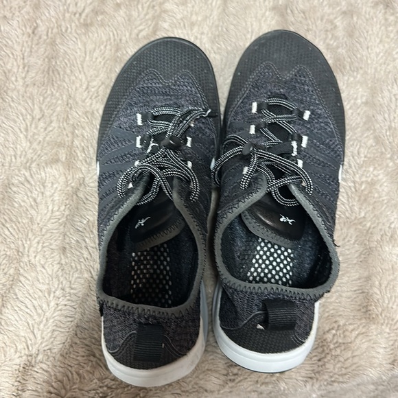 Woman’s Chaco 8.5 tennis shoes - Picture 2 of 5